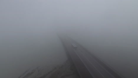 Wirklich-Nebliger-Tag,-Straße-Zum-Mont-Saint-Michel,-Luftdrohnenansicht,-Frankreich